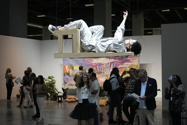 Una actuación, denominada Silla, en la galería Art Basel Miami Beach en Florida, Estados Unidos. - Sputnik Mundo