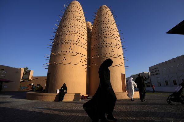 Las personas caminan en la Aldea Cultural de Katara en la capital de Catar, Doha. - Sputnik Mundo