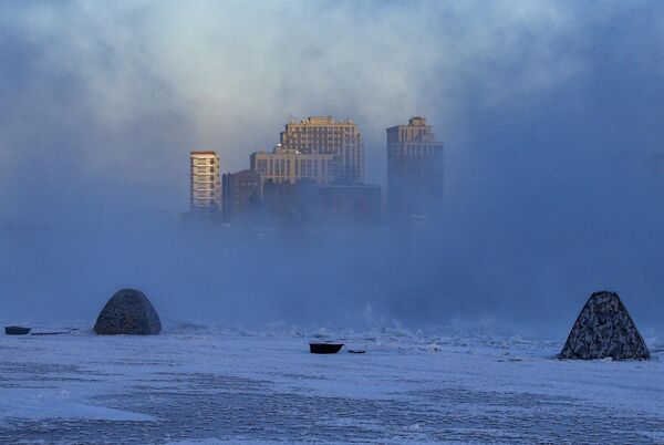 Las tiendas de campaña de pescadores sobre el hielo del río Obi, en la ciudad rusa Novosibirsk. En este lugar, las temperaturas descendieron hasta los 35 grados bajo cero. - Sputnik Mundo