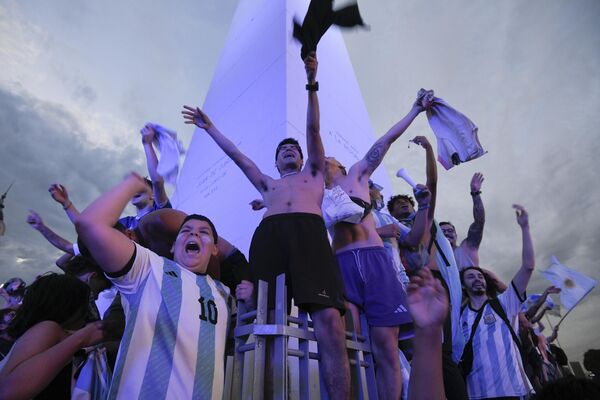 Los aficionados argentinos celebran en el monumento del Obelisco en Buenos Aires la victoria de su selección ante la selección de Polonia en el Mundial de Fútbol 2022. - Sputnik Mundo