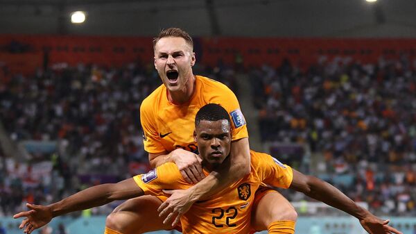 Denzel Dumfries y Teun Koopmeiners, futbolistas holandeses, celebran un gol contra EEUU durante el Mundial de Catar 2022, el 3 de diciembre del 2022 - Sputnik Mundo