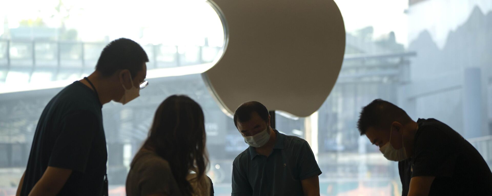 Clientes están en una Apple Store en Pekín, China - Sputnik Mundo, 1920, 04.12.2022