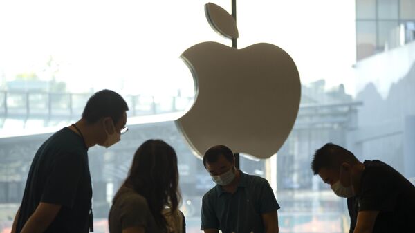 Clientes están en una Apple Store en Pekín, China - Sputnik Mundo