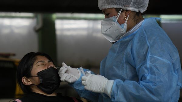   Una médica toma prueba de coronavirus en Bolivia - Sputnik Mundo