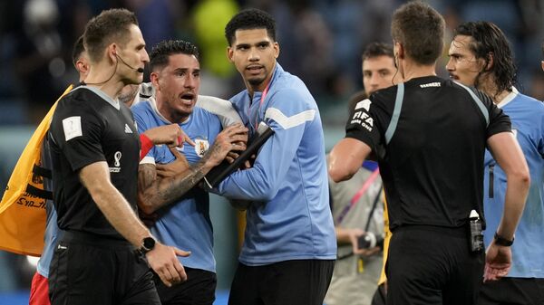 El uruguayo José Giménez discute con el árbitro al final de un partido de fútbol del grupo H del Mundial contra Ghana - Sputnik Mundo