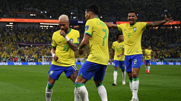 Los jugadores brasileños Neymar, Paqueta y Danilo celebran el cuarto gol sobre Corea del Sur en el Mundial de Catar 2022 - Sputnik Mundo