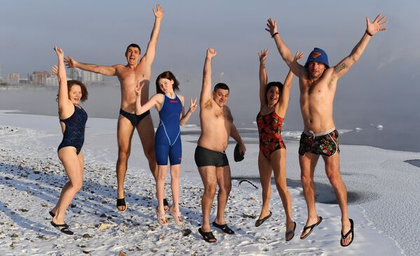 El invierno está en su apogeo en Siberia, en Rusia. Las heladas alcanzan en muchos lugares los 30 grados bajo cero.En la foto: miembros del club de natación de invierno Megapolus de Krasnoyarsk tras nadar en el río Yeniséi a 27 grados bajo cero - Sputnik Mundo