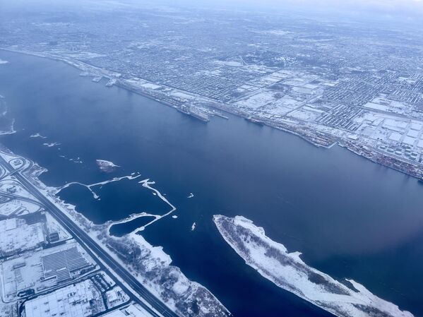 En la mayor parte de Canadá, el invierno hizo acto de presencia con temperaturas más bajas y nevadas.En la foto: una imagen aérea de Montreal, Canadá, cubierta de nieve. - Sputnik Mundo