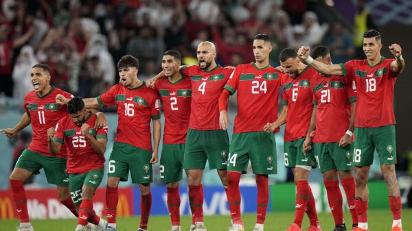 El equipo de Marruecos durante el partido con España en el Mundial 2022 - Sputnik Mundo