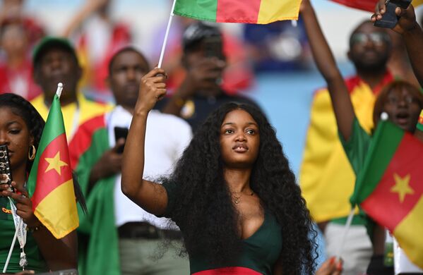 Una aficionada de Camerún antes del partido de la fase de grupos entre Suiza y Camerún. Suiza ganó por 1-0. - Sputnik Mundo