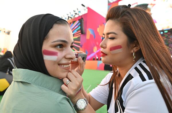 Hinchas cataríes en la fanzone de Lusail, al norte de Doha, antes del partido inaugural del torneo de fútbol de la Copa Mundial de la FIFA 2022 entre Catar y Ecuador, en el que el equipo anfitrión perdió 0-2. - Sputnik Mundo