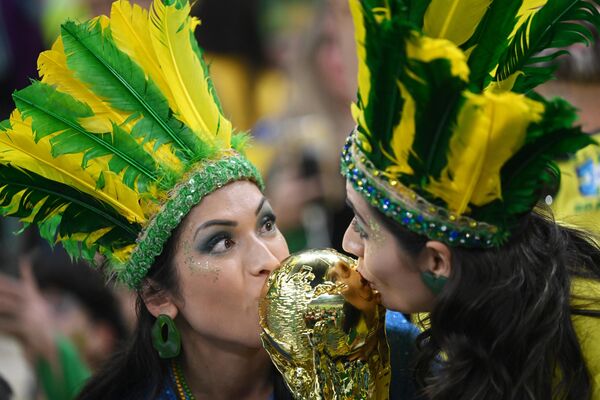 Las aficionadas brasileñas antes del partido Brasil-Serbia de la fase de grupos. El equipo brasileño ganó el partido por 2-0. - Sputnik Mundo