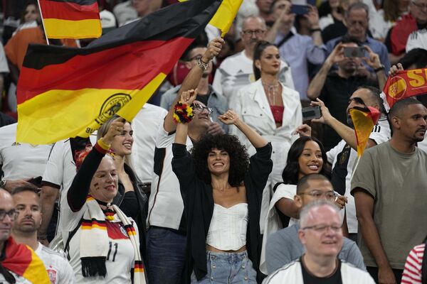 Una aficionada alemana apoya a su equipo durante el partido de la fase de grupos contra España. El partido terminó con empate 1-1. - Sputnik Mundo