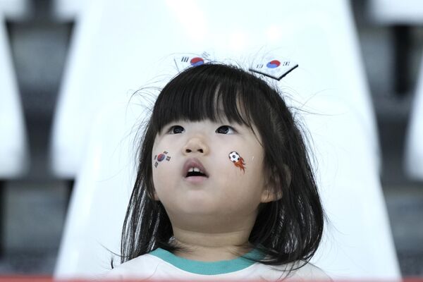Una niña surcoreana está esperando el comienzo del partido de la fase de grupos entre Corea del Sur y Portugal. Corea del Sur ganó 2-1. - Sputnik Mundo