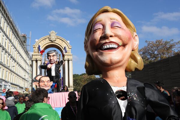 Muñecas gigantes que representan a los candidatos presidenciales franceses Marine Le Pen, del Frente Nacional, Benoit Hamon, del Partido Socialista, y François Fillon, de Unión por un Movimiento Popular, en el Carnaval de Niza. - Sputnik Mundo