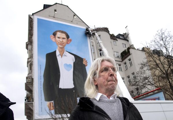 El célebre dibujante austriaco Gerhard Haderer junto a su póster que representa al ex canciller federal Sebastian Kurz en Viena. - Sputnik Mundo
