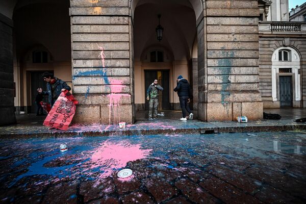 Ecoactivistas arrojan pintura a la fachada de La Scala - Sputnik Mundo