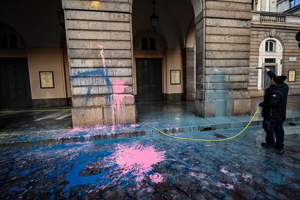 Ecoactivistas arrojan pintura a la fachada de La Scala - Sputnik Mundo