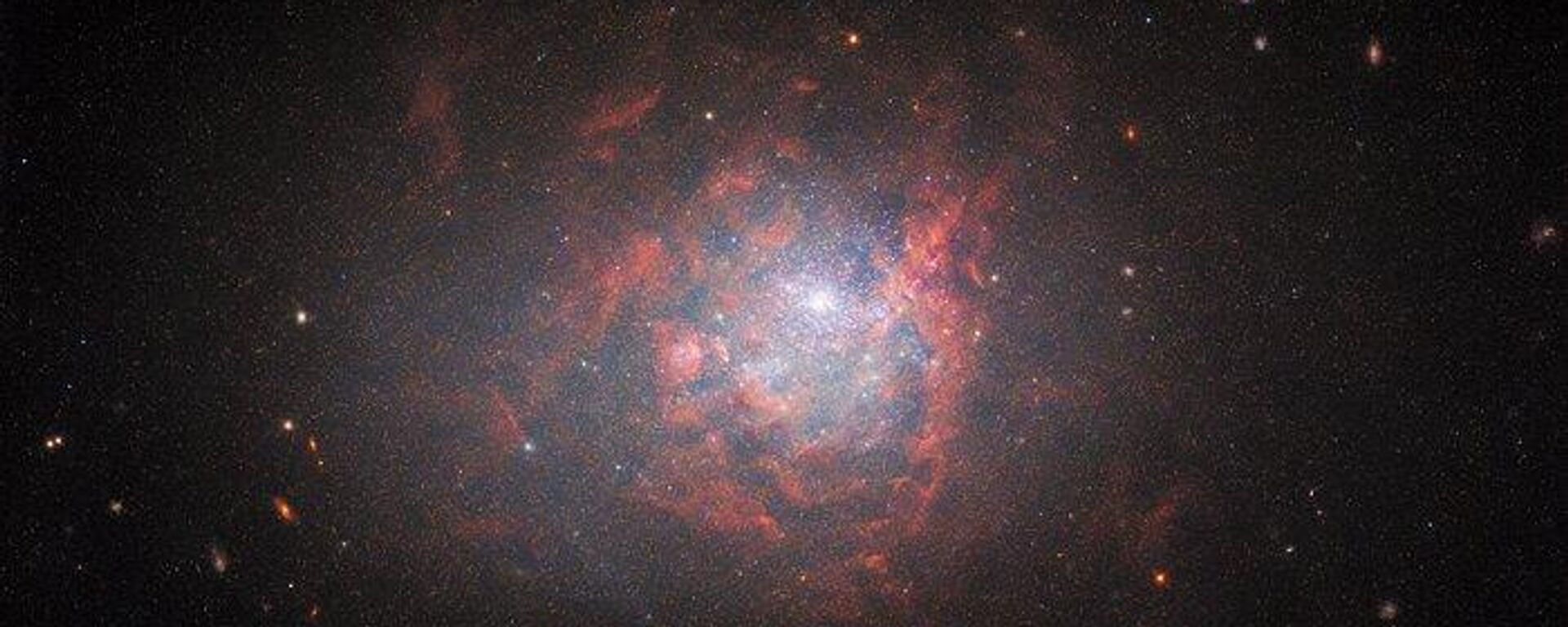 La galaxia enana NGC 1705  - Sputnik Mundo, 1920, 07.12.2022