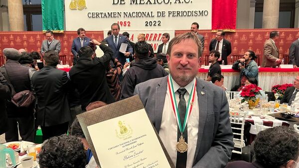 Fabián Cardozo recibe la condecoración por su labor periodística y gremial de parte del Club de Periodistas de México - Sputnik Mundo