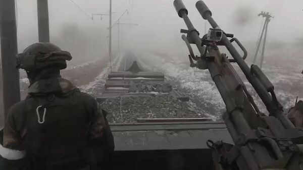 Un tren blindado ruso en la zona de combate en Ucrania - Sputnik Mundo