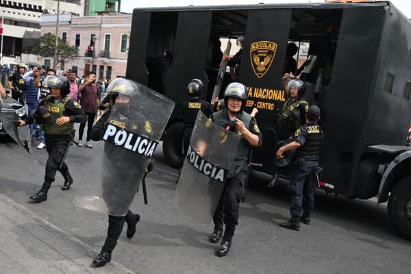 Agentes de policía cerca de la Prefectura de Lima, donde se encontraba detenido el depuesto Pedro Castillo. - Sputnik Mundo