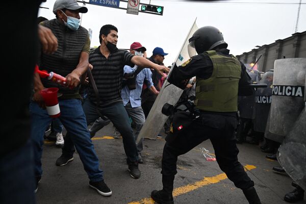 La policía bloqueó el acceso al Parlamento del país y vigila los alrededores. Los partidarios de Pedro Castillo bloquean las calles de la ciudad y se enfrentan a la policía. Los manifestantes exigen nuevas elecciones presidenciales. - Sputnik Mundo