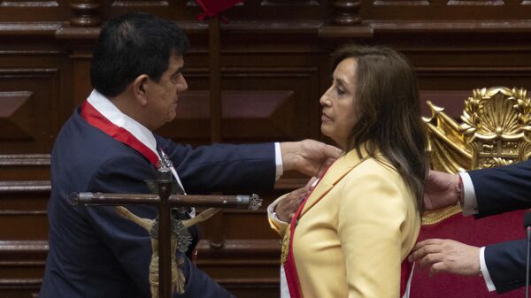 President of the Peruvian Congress Jose Williams Zapata swears in Dina Boluarte as the new President - Sputnik Mundo