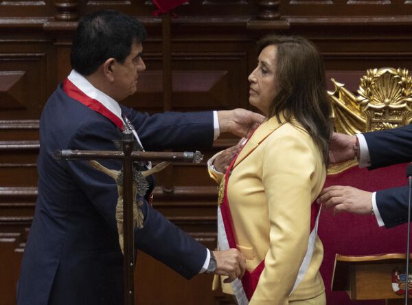 Al prestar juramento, Dina Boluarte juró que, como presidenta de Perú, desempeñaría fielmente su cargo hasta el 26 de julio de 2026. - Sputnik Mundo