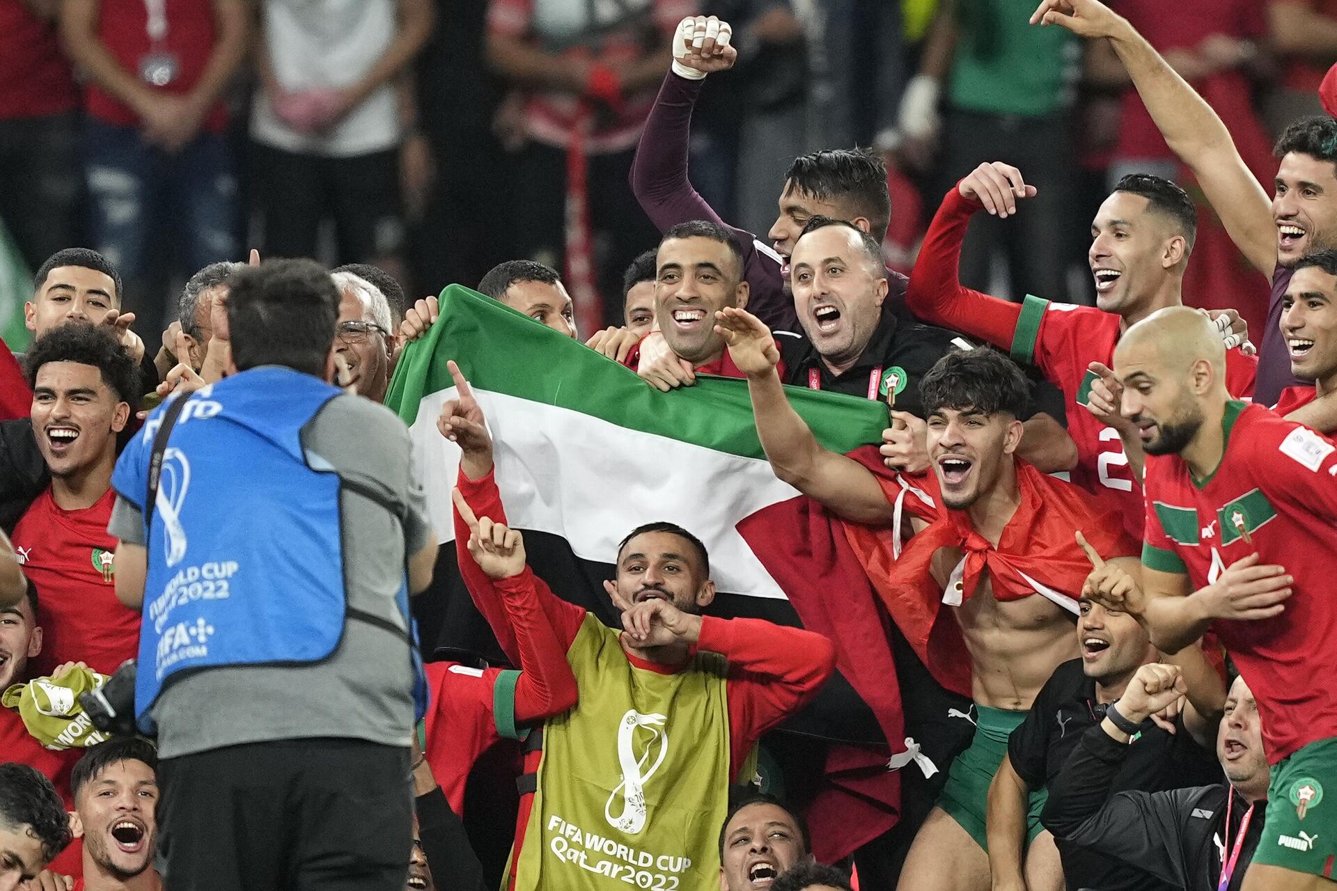 Jugadores de Marruecos celebrando su paso a cuartos de final con la bandera palestina - Sputnik Mundo, 1920, 08.12.2022