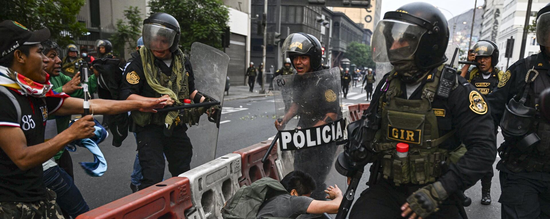 Simpatizantes del ex presidente peruano Pedro Castillo se enfrentan a la Policía en Lima - Sputnik Mundo, 1920, 09.12.2022