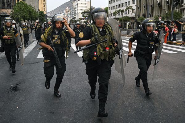 La policía intenta dispersar a los manifestantes. - Sputnik Mundo
