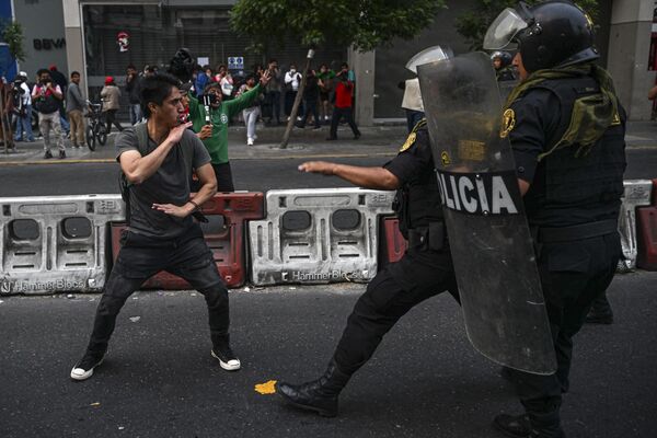Los partidarios de Pedro Castillo intentaron bloquear la principal autopista de la capital, la avenida Alfonso Ugarte, y se enfrentaron a la policía. - Sputnik Mundo