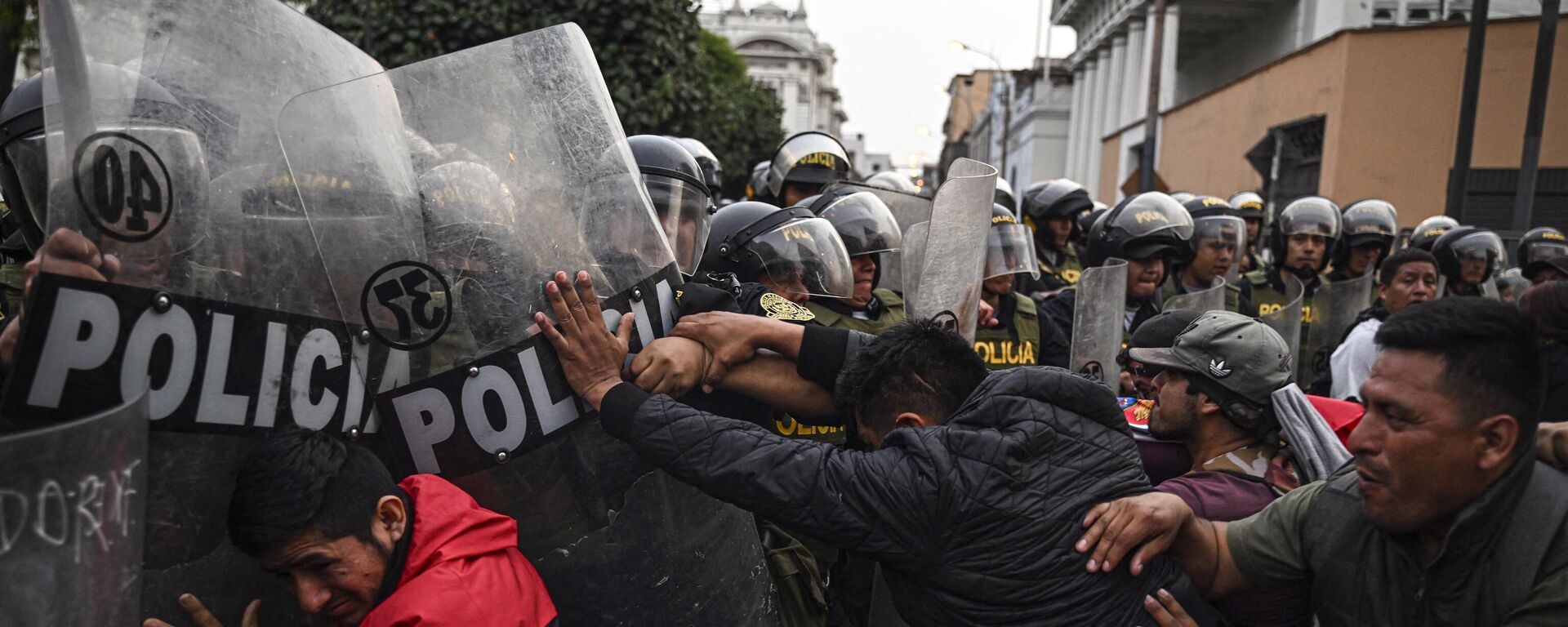 Enfrentamiento en Lima entre la policía y manifestantes que exigen la liberación del expresidente peruano Pedro Castillo - Sputnik Mundo, 1920, 15.12.2022