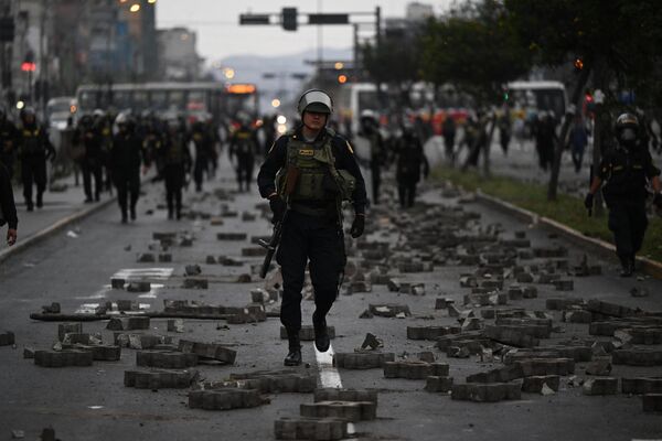 Los policías dispersan en Lima a los partidarios del expresidente peruano Pedro Castillo, que salieron a la calle para pedir su liberación. - Sputnik Mundo
