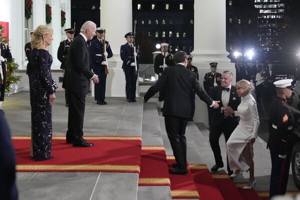 El presidente estadounidense, Joe Biden, y la primera dama, Jill Biden, dan la bienvenida al presidente francés, Emmanuel Macron, y su esposa, Brigitte, a una cena en la Casa Blanca. - Sputnik Mundo