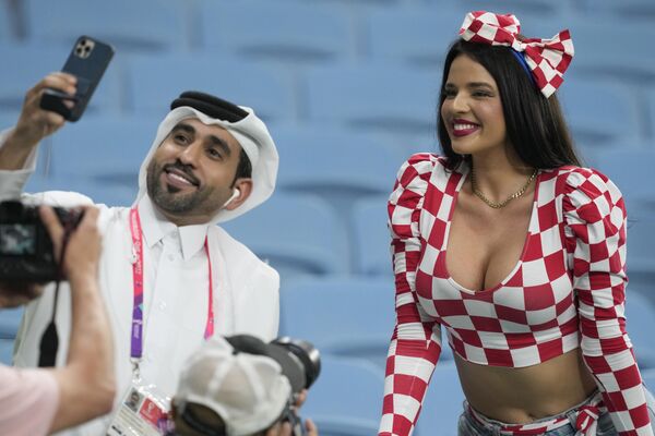 Dos hinchas se toman una selfie antes del partido de octavos de final del Mundial de Fútbol entre Japón y Croacia en el estadio Al Janoub de Al Wakrah, Catar. - Sputnik Mundo