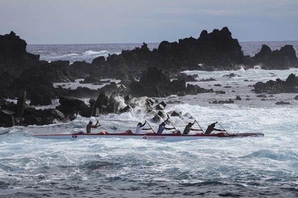 Varios remeros se entrenan para el Desafío Hoki Mai, una prueba de tres días de piragüismo que les llevará casi 500 km a través del océano Pacífico, entre las dos islas chilenas de Rapa Nui (Isla de Pascua) y Motu Motiro Hiva. - Sputnik Mundo