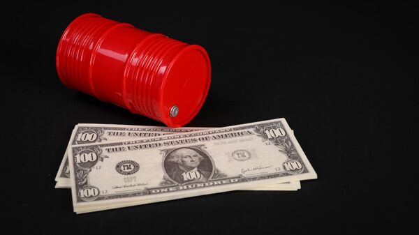Barril de petróleo y billetes de dólar - Sputnik Mundo