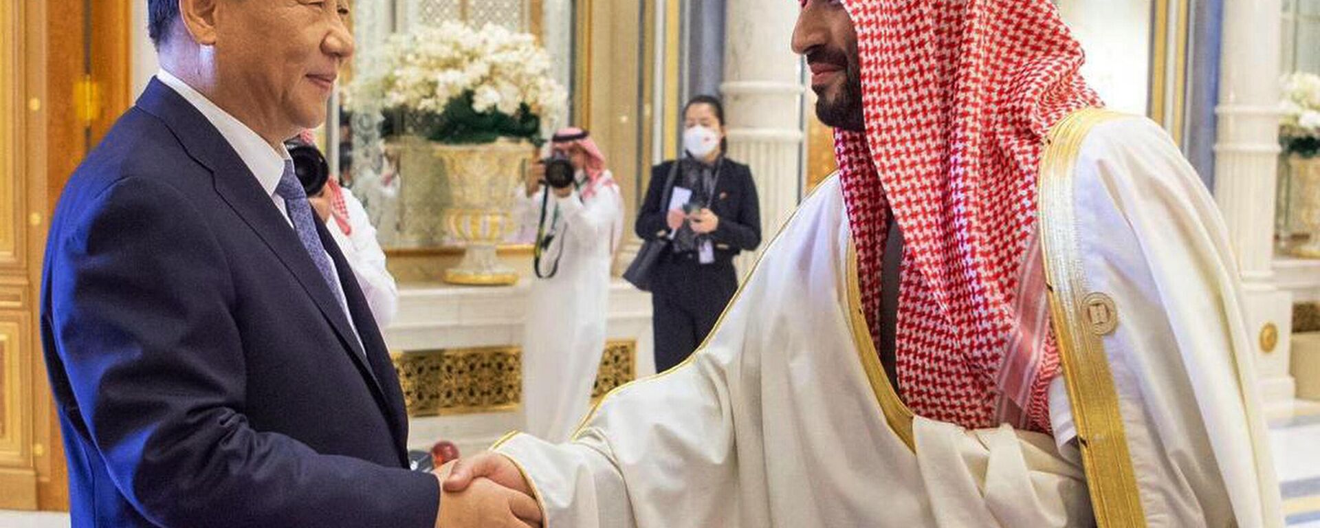 El presidente de China, Xi Jinping, y su homólogo de Arabia Saudita, Salman bin Abdulaziz Saud - Sputnik Mundo, 1920, 11.12.2022