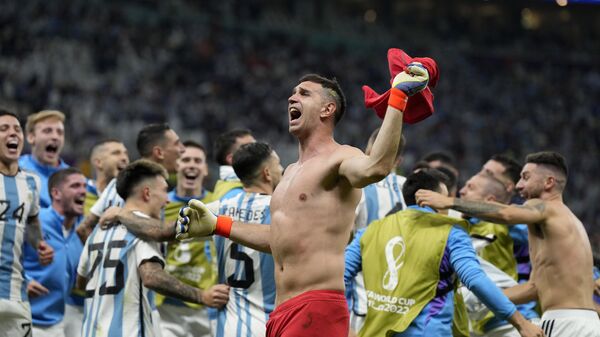 El portero argentino Dibu Martínez celebra al final del partido de cuartos de final del Mundial de fútbol entre Países Bajos y Argentina - Sputnik Mundo