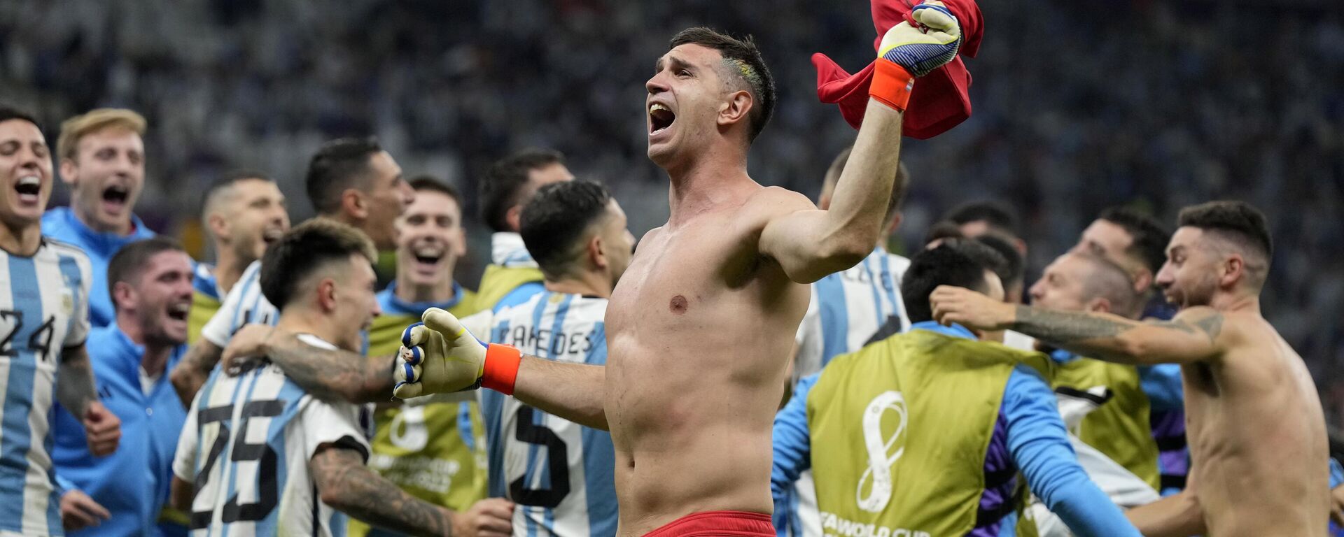 El portero argentino Dibu Martínez celebra al final del partido de cuartos de final del Mundial de fútbol entre Países Bajos y Argentina - Sputnik Mundo, 1920, 09.12.2022