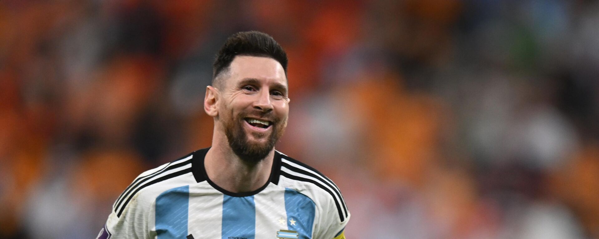 El delantero argentino Lionel Messi celebra la victoria de su equipo en el partido de cuartos de final del Mundial entre Paises Bajos y Argentina, 9 de diciembre de 2022  - Sputnik Mundo, 1920, 28.11.2023