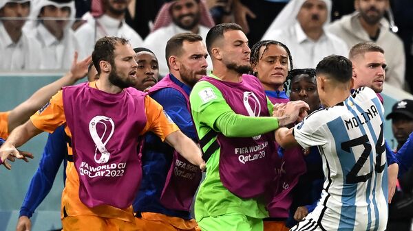 Jugadores discuten durante el partido de fútbol de cuartos de final de la Copa Mundial Qatar 2022 entre los Países Bajos y Argentina en el estadio Lusail, al norte de Doha, el 9 de diciembre de 2022 - Sputnik Mundo