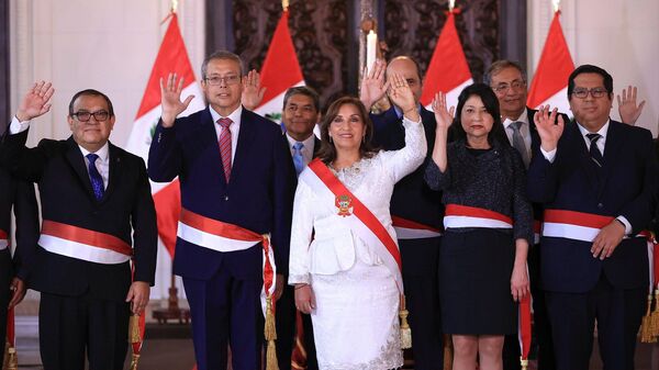 Dina Boluarte, presidenta de Perú, con su gabinete legal - Sputnik Mundo