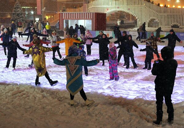 Una actividad durante la feria navideña de Moscú en plena nevada. - Sputnik Mundo