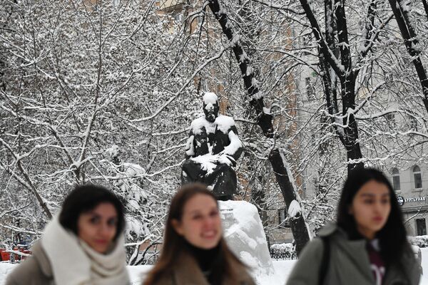 Los moscovitas salieron a las calles para disfrutar de los paisajes que dejó la fuerte nevada. - Sputnik Mundo