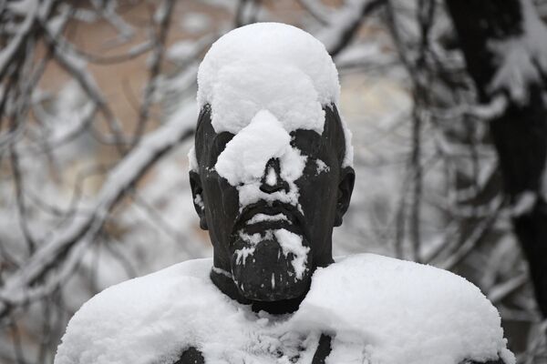 Varios monumentos en los parques de la capital rusa fueron completamente cubiertos por la nieve. - Sputnik Mundo