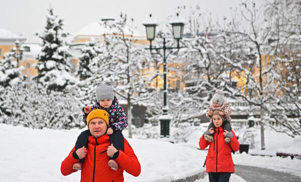 Varias familias salieron a las calles de Moscú tras la nevada. - Sputnik Mundo