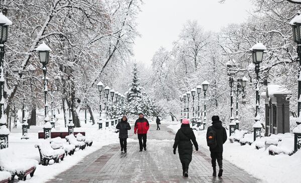 Los moscovitas pasean en un parque de la capital rusa. - Sputnik Mundo